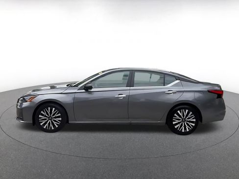 Used 2025 Nissan Altima 2.5 SV FWD image 9