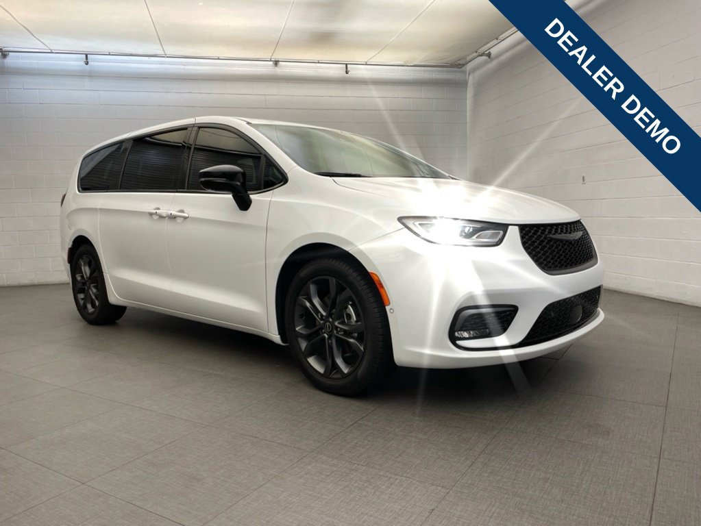 New 2026 Chrysler Pacifica Select FWD image 1