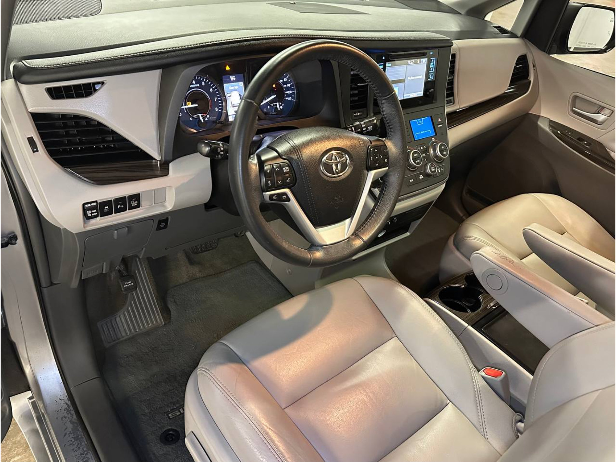 Used 2017 Toyota Sienna XLE w/ XLE Navigation Package FWD image 18