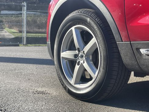 Used 2016 Ford Explorer XLT w/ Equipment Group 202A image 7