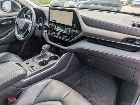 Used 2023 Toyota Highlander XLE FWD image 31