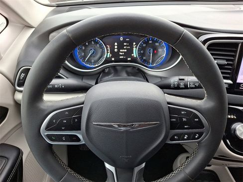 Used 2023 Chrysler Pacifica Touring-L image 19