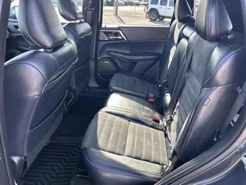 Used 2025 Mitsubishi Outlander SE image 21