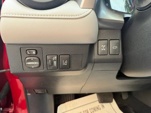 Used 2018 Toyota RAV4 XLE AWD/4WD image 27