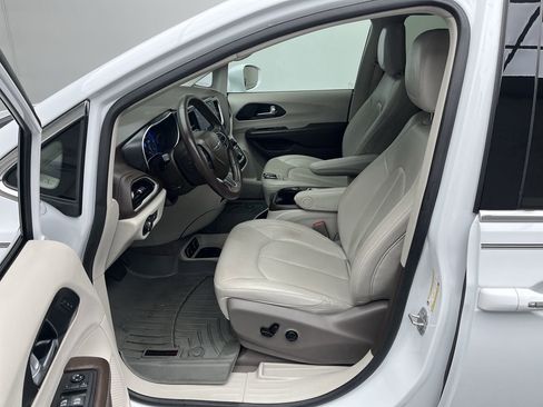 Used 2021 Chrysler Pacifica Touring-L w/ Premium & Safety Sphere Group image 3