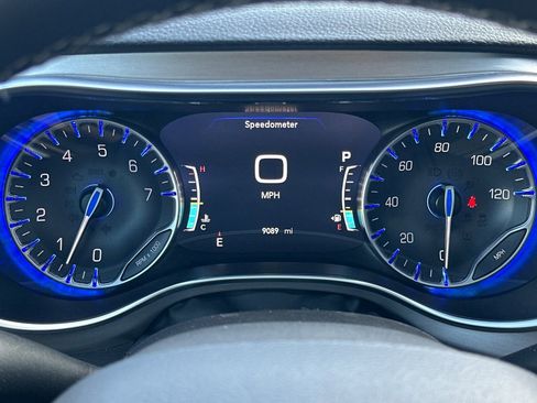 Used 2024 Chrysler Pacifica Limited w/ Uconnect Theater Family Group image 25