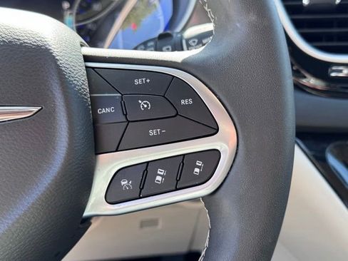 Used 2024 Chrysler Pacifica Touring-L FWD image 25
