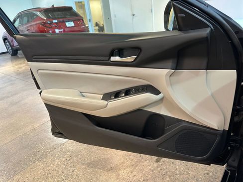 Used 2025 Nissan Altima 2.5 SV image 18