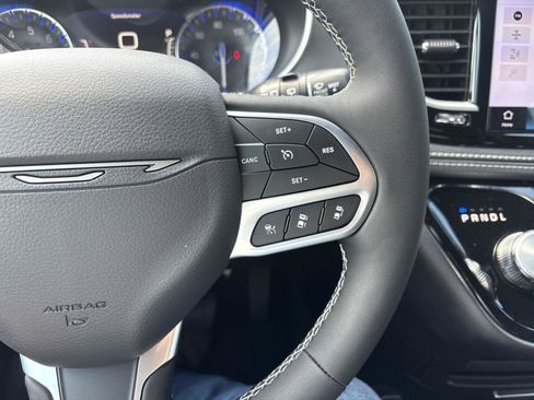 New 2027 Chrysler Pacifica Select AWD/4WD image 19