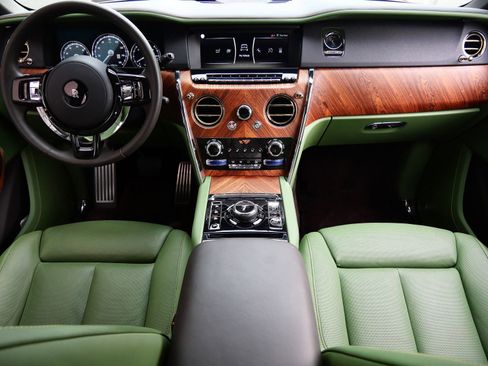 Used 2023 Rolls-Royce Cullinan w/ Cullinan Package image 4