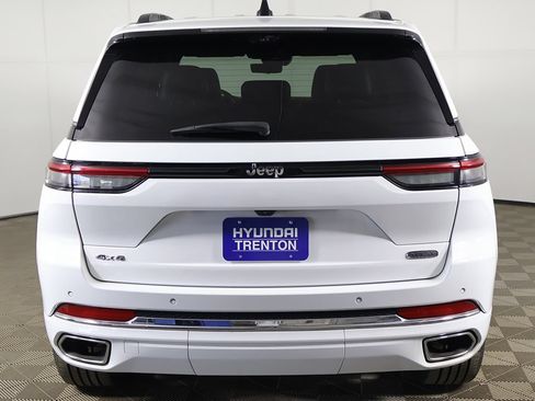 Used 2023 Jeep Grand Cherokee Overland w/ Luxury Tech Group IV AWD/4WD image 17