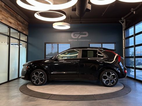 Used 2023 Kia Niro EX Touring image 6
