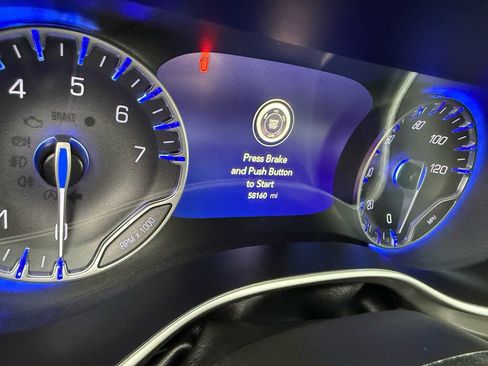 Used 2023 Chrysler Pacifica Touring-L image 10