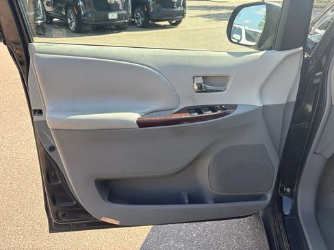 Used 2011 Toyota Sienna XLE AWD/4WD image 9