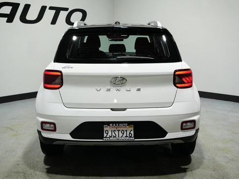 Used 2023 Hyundai Venue Limited image 14