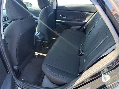Used 2022 Hyundai Elantra SEL w/ Preferred Accessory Package FWD image 16