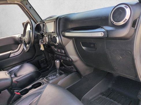 Used 2018 Jeep Wrangler Unlimited Rubicon w/ Connectivity Group AWD/4WD image 19