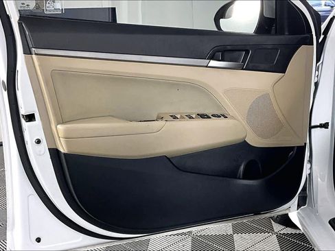 Used 2017 Hyundai Elantra SE image 20