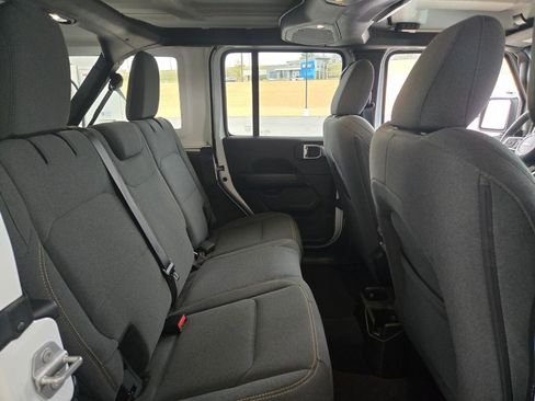 Used 2025 Jeep Wrangler Sahara image 19