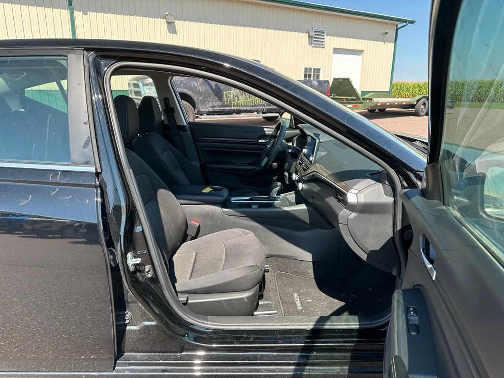 Used 2025 Nissan Altima 2.5 SV AWD/4WD image 28