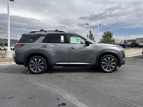 New 2026 Nissan Pathfinder Platinum image 2