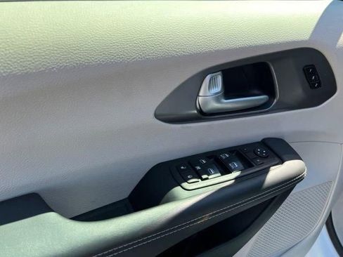 Used 2024 Chrysler Pacifica Touring-L FWD image 13