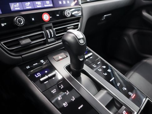 Certified 2024 Porsche Macan AWD/4WD image 15
