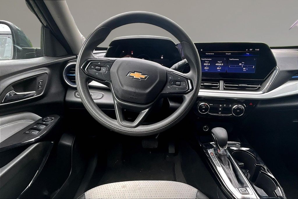 Used 2025 Chevrolet Trax LT FWD image 8