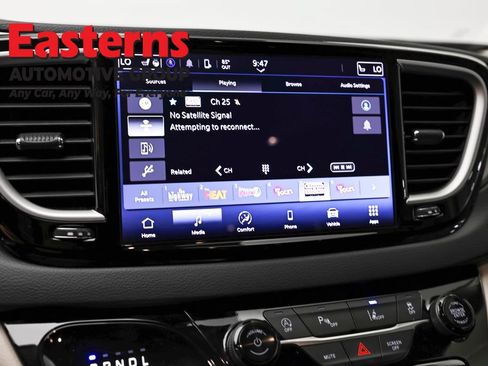 Used 2024 Chrysler Pacifica Touring-L FWD image 19