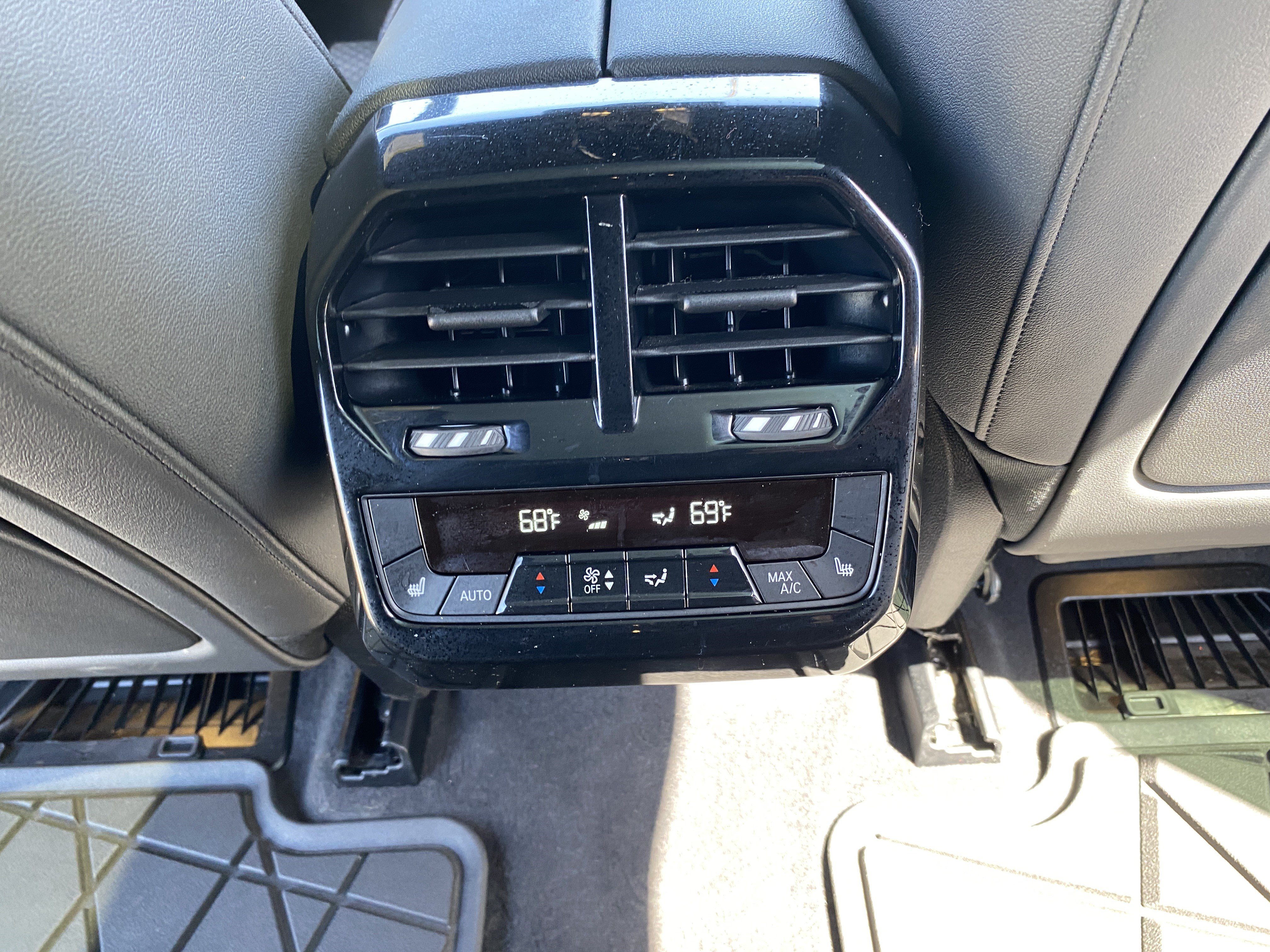 Used 2023 BMW iX xDrive50 w/ Premium Package AWD/4WD image 22