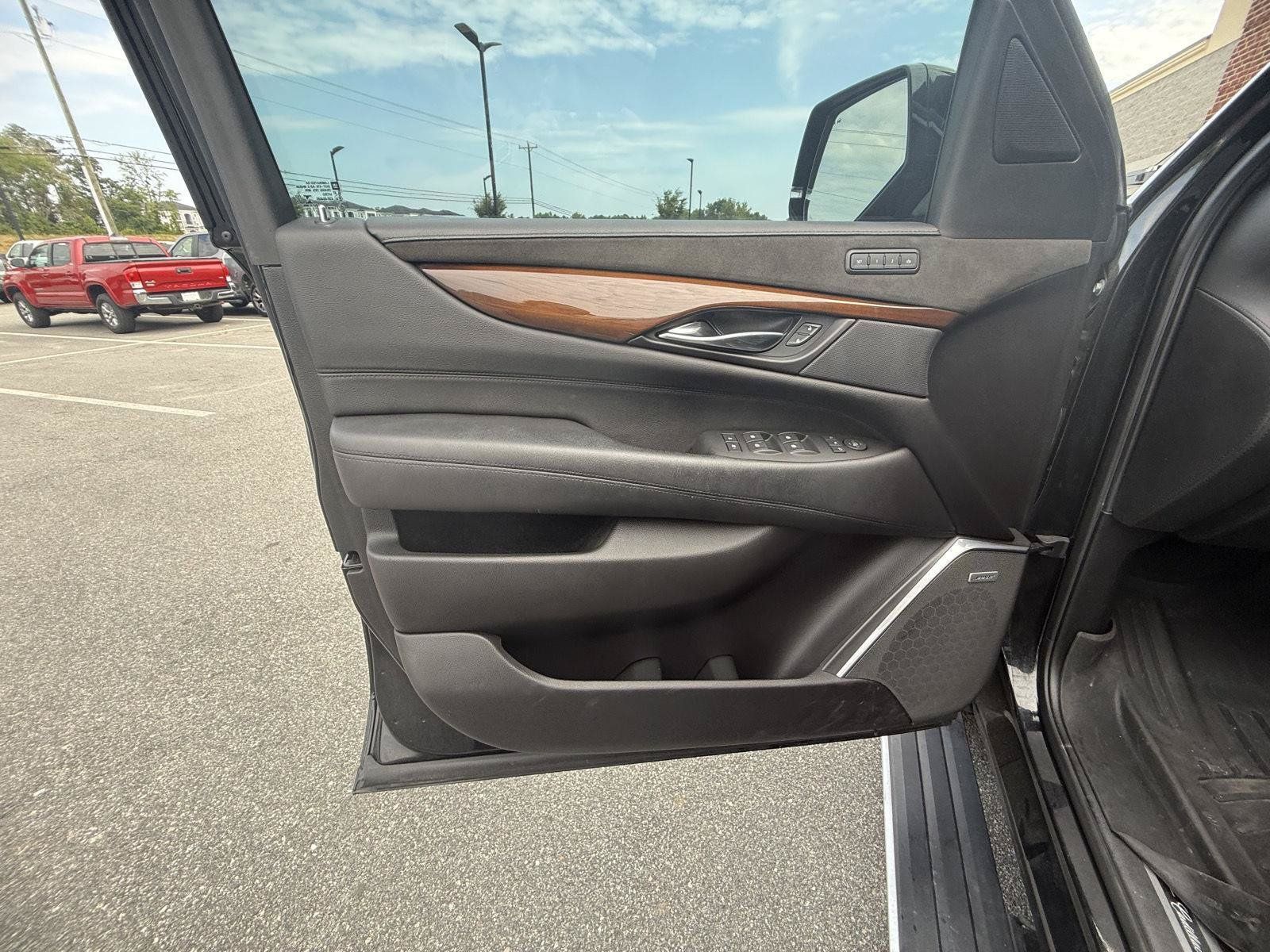 Used 2020 Cadillac Escalade Premium Luxury RWD image 18