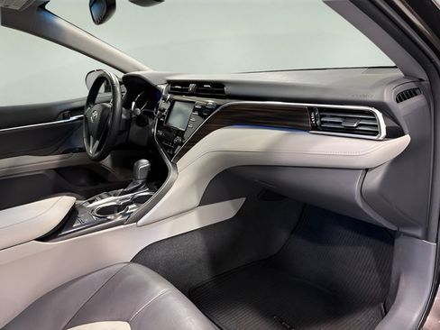 Used 2018 Toyota Camry XLE FWD image 13