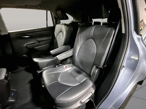 Used 2022 Toyota Highlander XLE AWD/4WD image 21