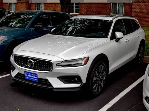 Used 2022 Volvo V60 T5 Cross Country w/ Advanced Package AWD/4WD image 12