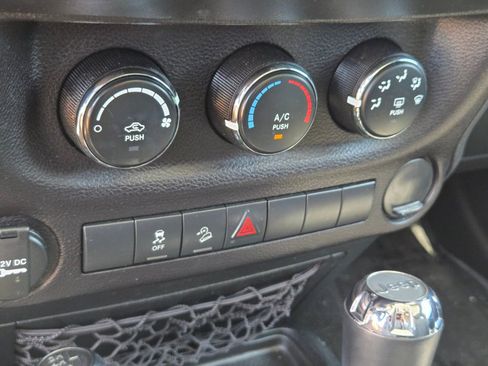 Used 2018 Jeep Wrangler Sport w/ Connectivity Group AWD/4WD image 21