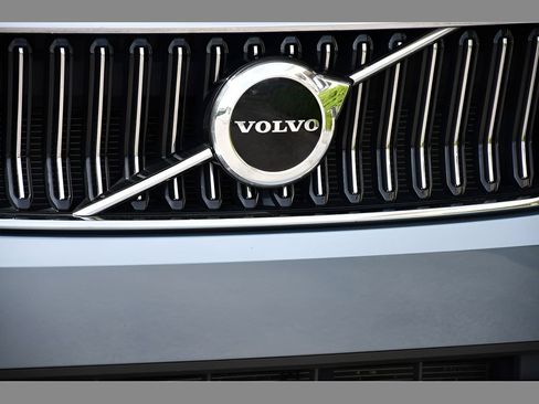 Certified 2023 Volvo XC40 B5 Plus w/ Protection Package Premier AWD/4WD image 10