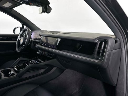 Certified 2025 Porsche Cayenne AWD/4WD image 29