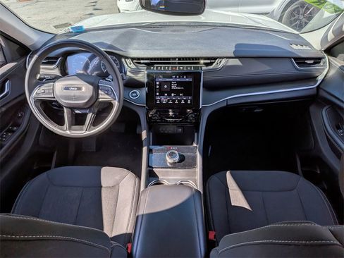 Used 2024 Jeep Grand Cherokee L Laredo image 18