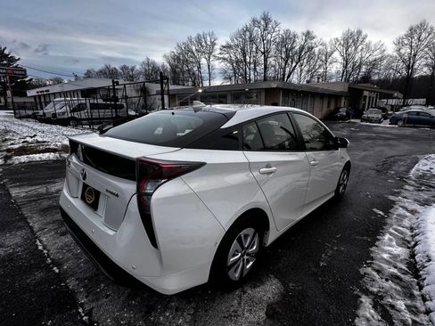Used 2018 Toyota Prius Two image 5