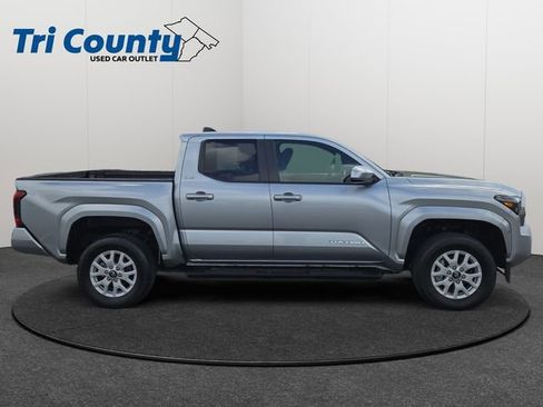 Used 2025 Toyota Tacoma SR5 AWD/4WD image 9