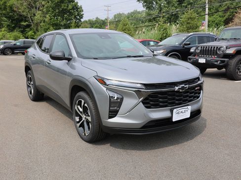 Used 2025 Chevrolet Trax RS FWD image 1