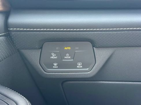 Used 2025 Volkswagen Atlas SE AWD/4WD image 19