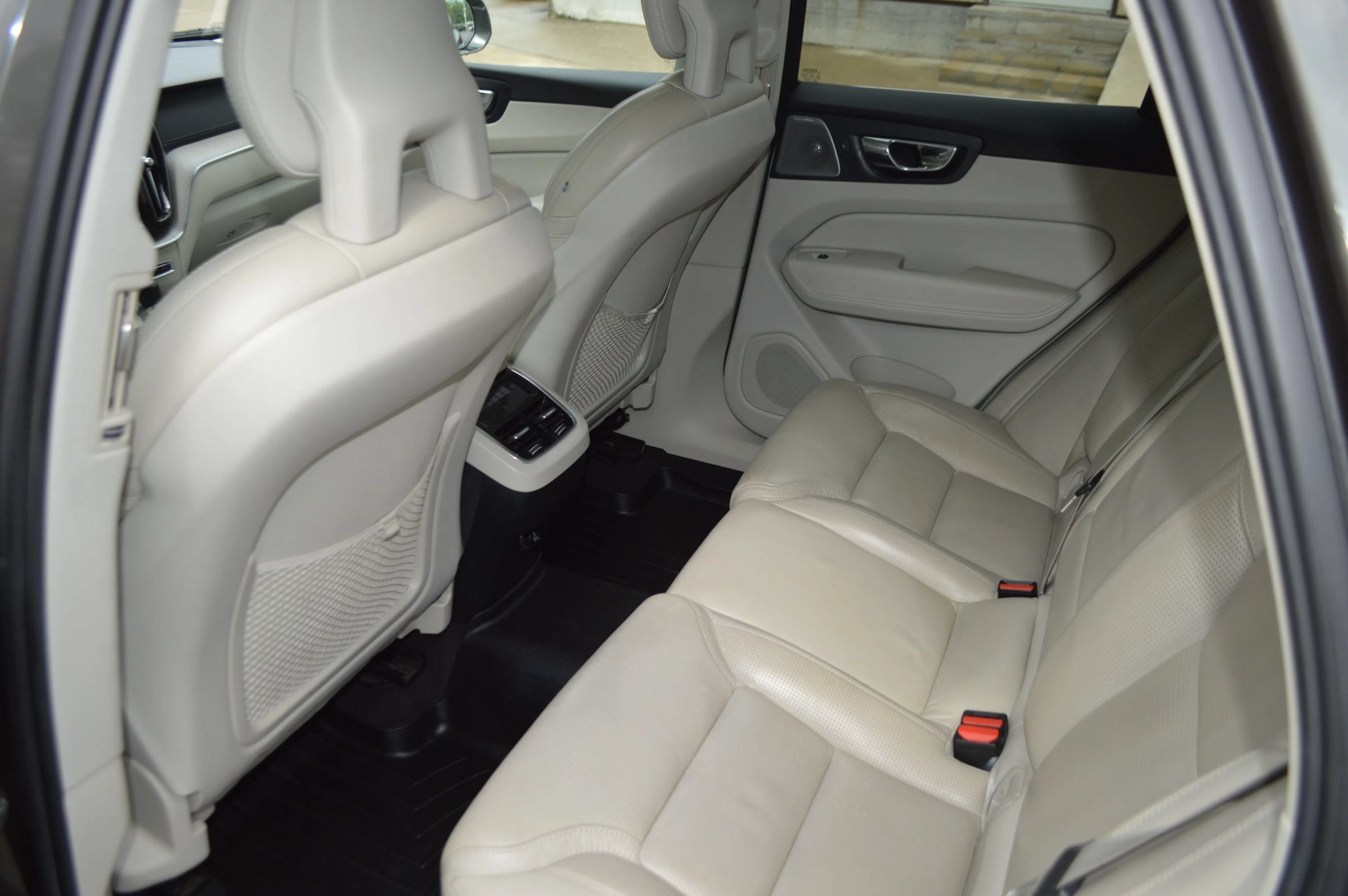 Used 2018 Volvo XC60 T6 Inscription w/ Luxury Seat Package AWD/4WD image 19