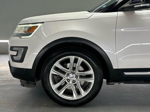 Used 2016 Ford Explorer XLT w/ Equipment Group 202A FWD image 4