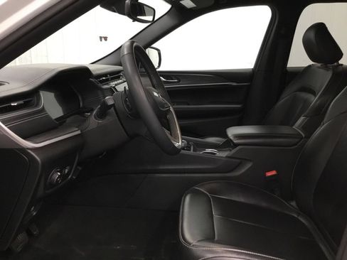 Used 2024 Jeep Grand Cherokee Limited AWD/4WD image 5