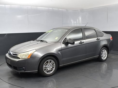Used 2010 Ford Focus SE FWD image 5