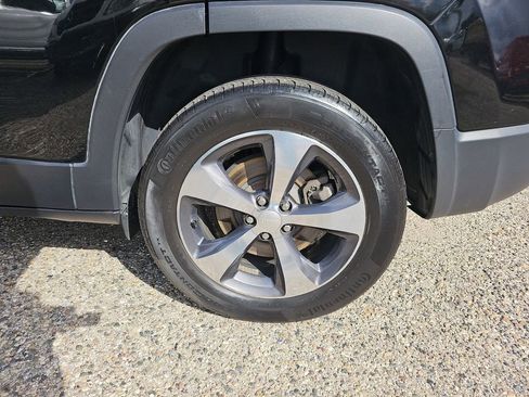 Used 2019 Jeep Cherokee Limited w/ Luxury Group AWD/4WD image 31