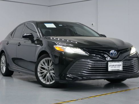 Used 2020 Toyota Camry XLE image 4