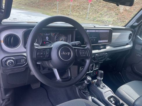 Used 2025 Jeep Gladiator Sport AWD/4WD image 10