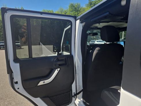 Used 2018 Jeep Wrangler Unlimited Sahara w/ Connectivity Group AWD/4WD image 29